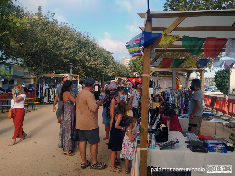 El passeig del Mar de Palamós amb el muntatge de 'La Industrial Market'.