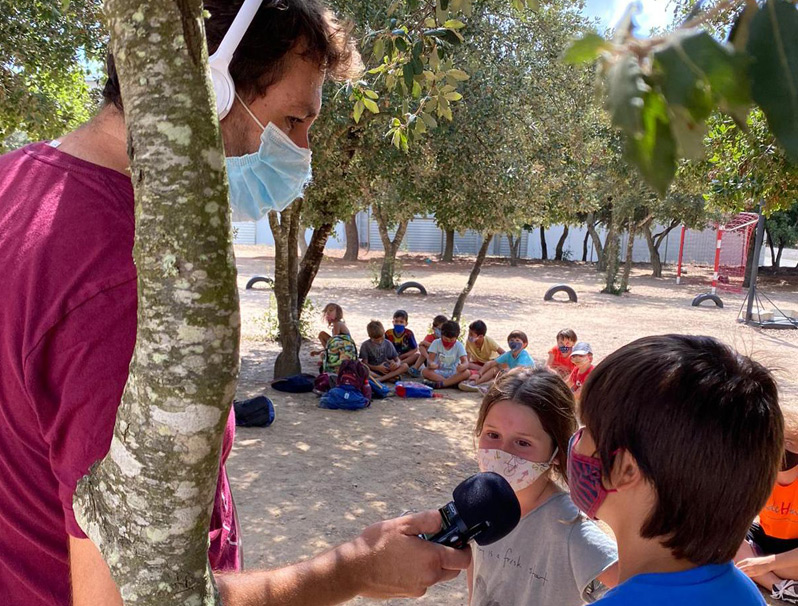 En Carlos Ribas entrevistant la Carlota i en Xavier, que han anat al casal de Vall-llobrega.