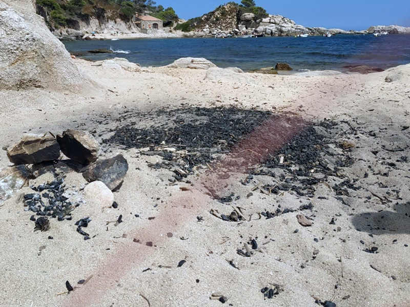 Restes de fogueres a Cala Estreta. (Foto: ADF Gavarres - Marítima).