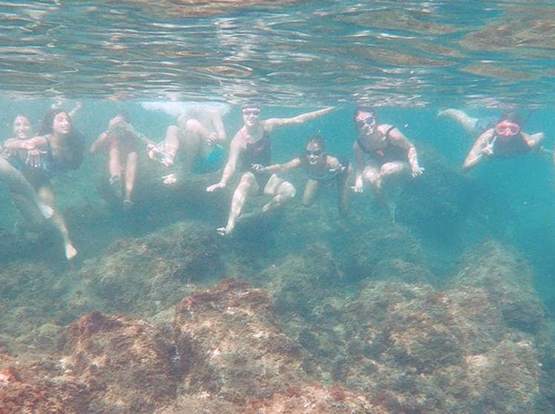 Fotografia des de dins de l'aigua de joves participants de l'activitat. (Foto: CN Palamós).