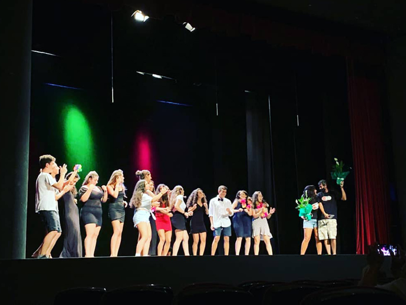 Els intèrprets de l'obra, amb el professor Àlex Brull i la dinamitzadora del Punt Jove, Núria Lisbona. (Foto: Punt Jove Palamós).