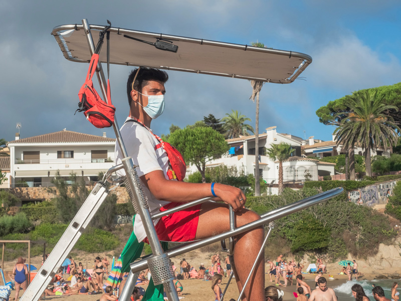 Socorrista de Creu Roja a la platja de Sant Esteve de la Fosca. (Foto: Creu Roja Palamós).