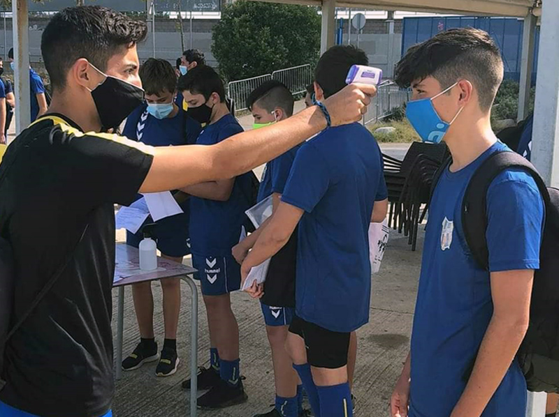 Jugadors de la Fundació Esportiva prenent-se la temperatura. (Foto: FE Palamós).
