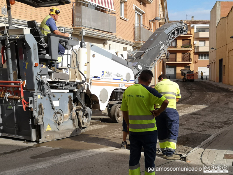 Operaris asfaltant un tram del carrer de Joan Vilar.