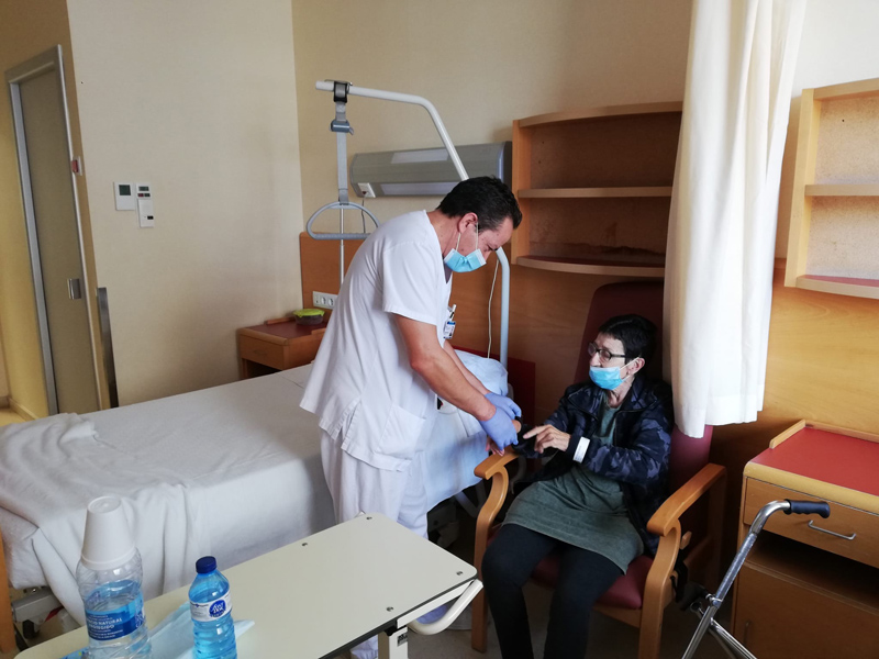 Imatge d'una pacient de la tercera planta del Palamós Gent Gran. (Foto: SSIBE).