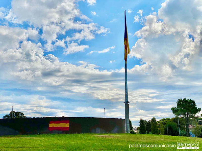 Bandera espanyola pintada a la rotonda del Mas Gorgoll on oneja l'estelada.
