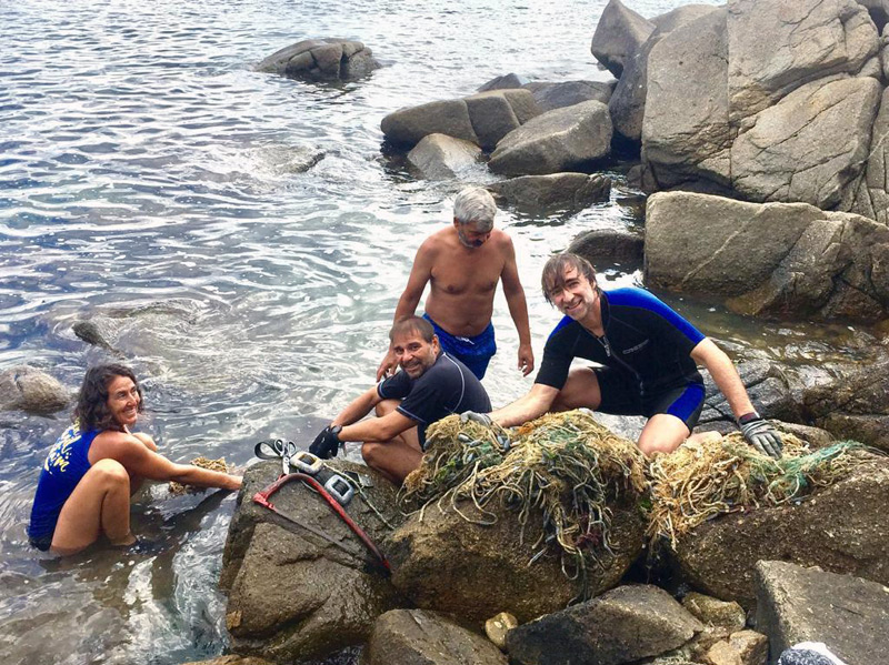 Voluntaris d'Amics de les Illes Formigues retirant xarxes fantasma. (Foto: Amics de les Illes Formigues).