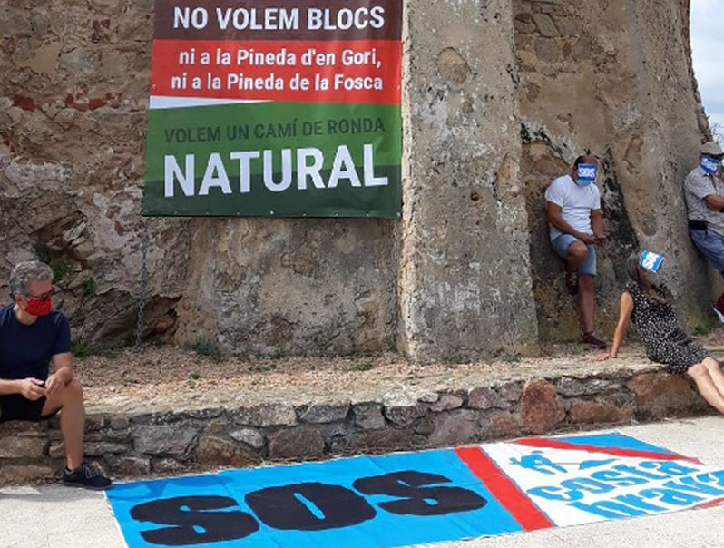 Es van desplegar pancartes contra quatre projectes de Palamós. (Foto: SOS Costa Brava).