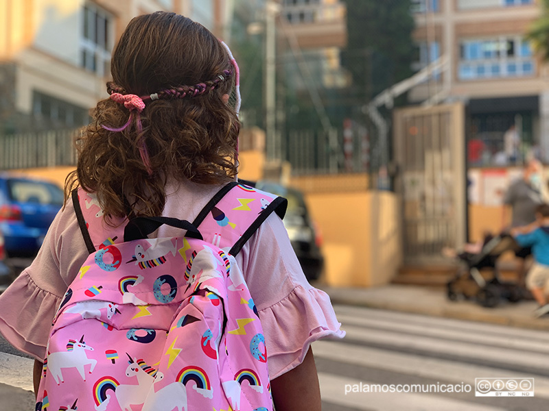 Una nena entrant a l'escola, aquest matí.