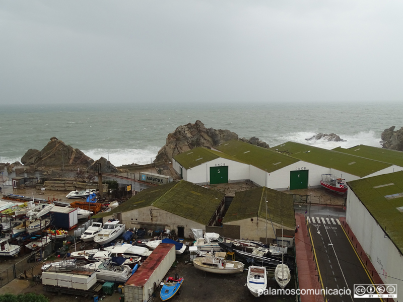 El vial del port i la zona de La Pedrera van patir de valent els efectes del temporal 'Glòria'.