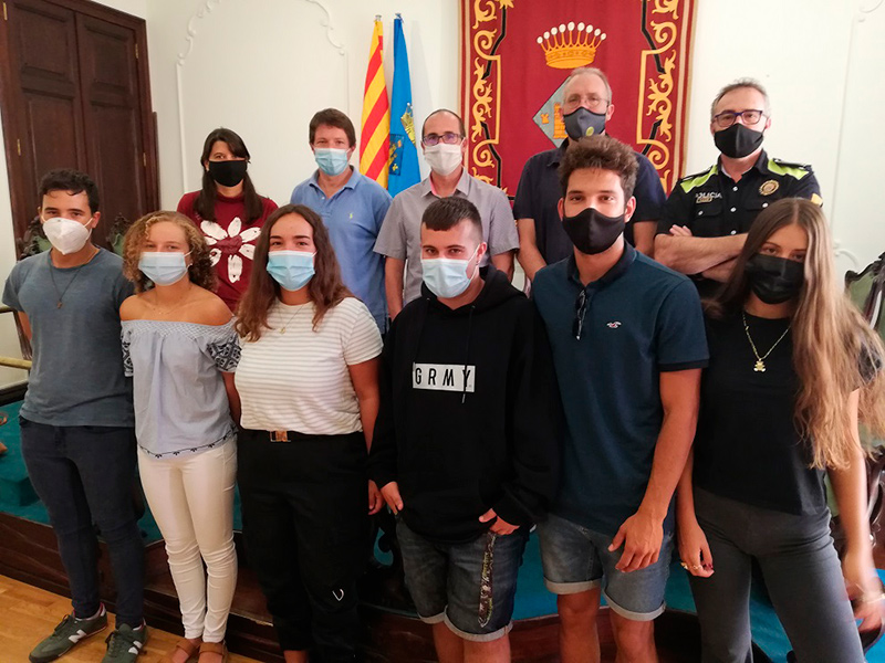 Alguns dels informadors de platges amb representants municipals. (Foto: Ajuntament de Palamós).