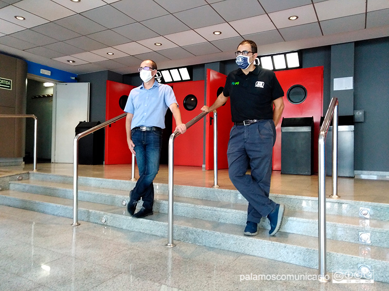 Lluís Puig i David Cuesta, aquest matí a l'entrada dels cinemes Arinco.