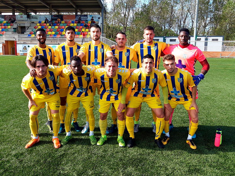 L'onze inicial que va presentar el Palamós CF, ahir al camp del Begur. (Foto: Palamós CF).