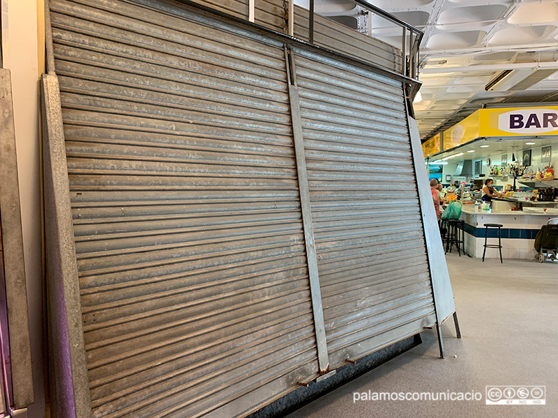 Una parada del Mercat Municipal de Palamós tancada, aquest passat dissabte.