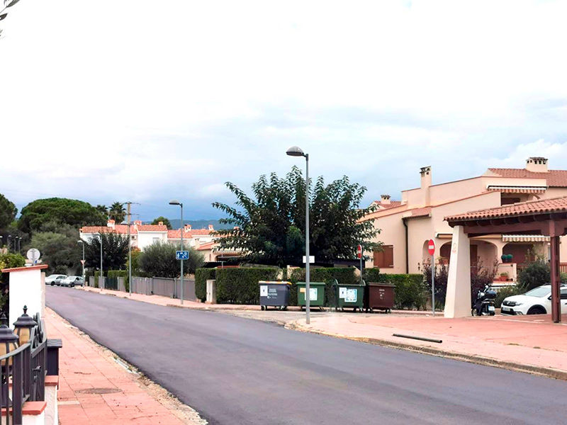 S'estan asfaltant més de 7.000 metres quadrats a la urbanització Mas Vilar. (Foto: Ajuntament de Calonge i Sant Antoni).