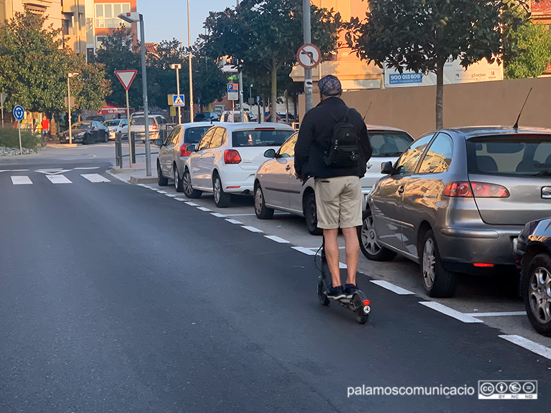 Una persona circulant amb un patinet elèctric per l'Avinguda de Catalunya, ahir a la tarda.