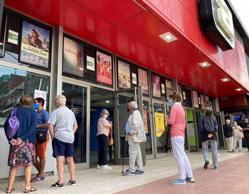 Els primers espectadors de la reobertura dels Cinemes Arinco. (Foto: Joan Trillas - El Punt Avui).