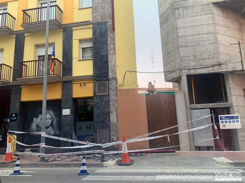 Desperfecte provocats per la tramontanada a l'avinguda de l'Onze de Setembre.