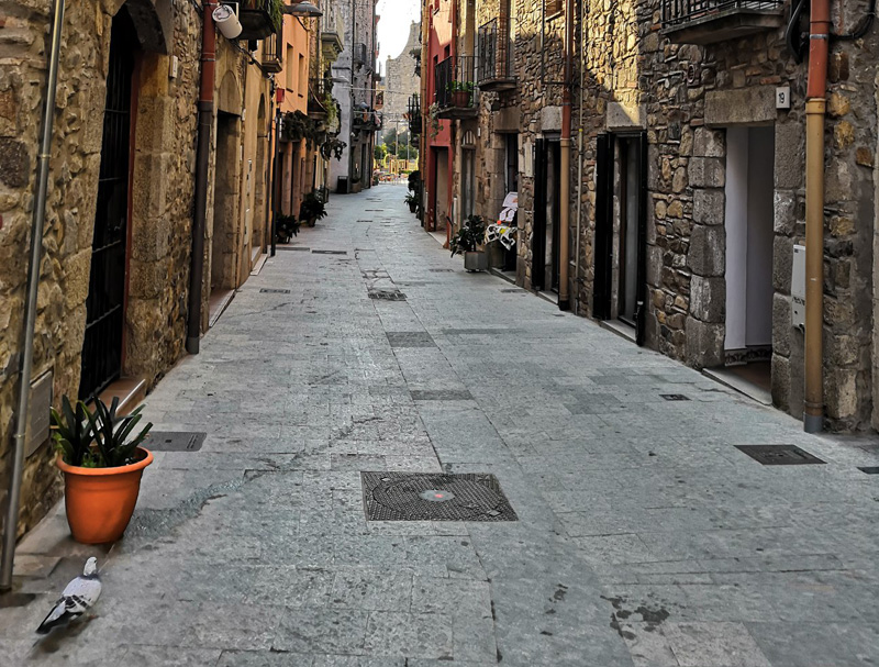 Carrer del nucli antic de Calonge. (Foto: Ajuntament de Calonge i Sant Antoni).