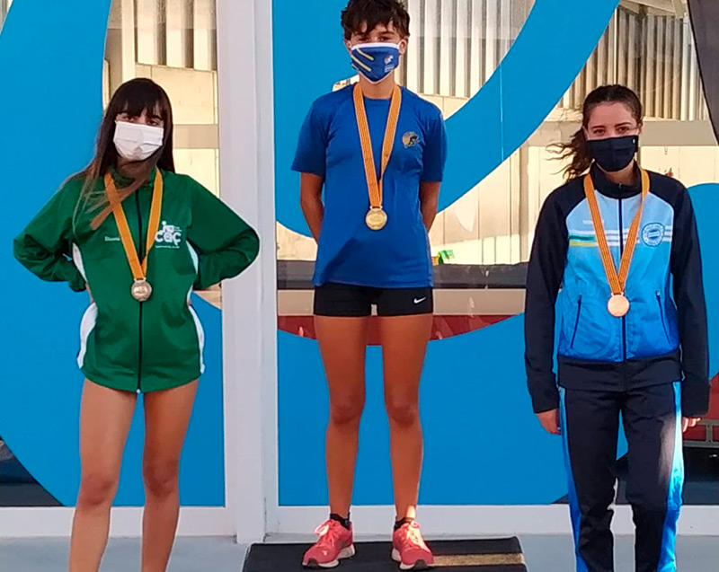 Blanca Batlle, al centre, campiona de Catalunya Sub18 en els 3.000 metres llisos. (Foto: AA Palamós).