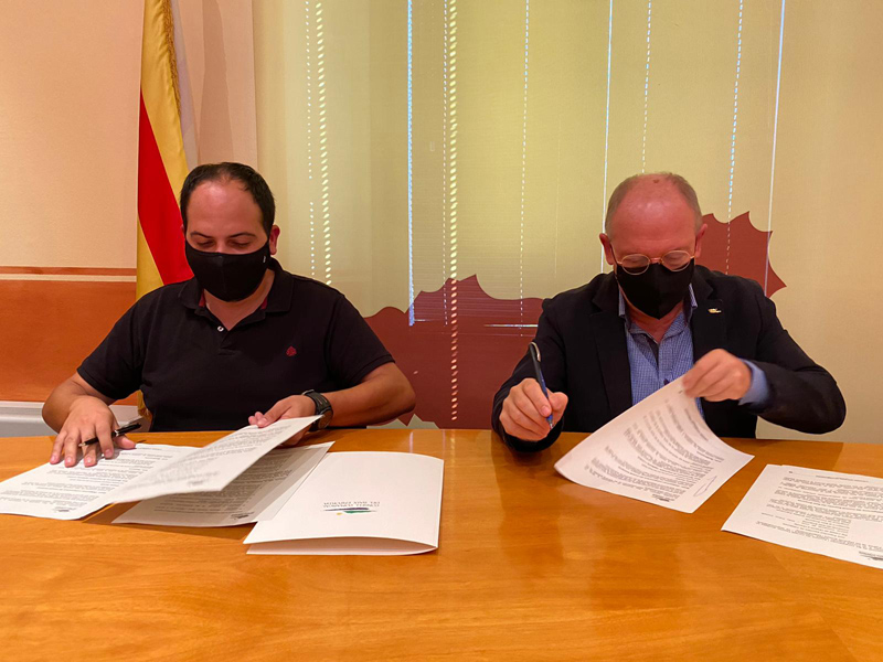 Signatura del conveni per a la promoció esportiva de la comarca. (Foto: Consell Comarcal del Baix Empordà).