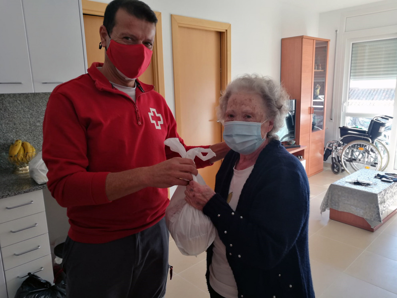 Creu Roja distribueix a domicili àpats que es preparen a l'hospital de Palamós. (Foto: Ajuntament de Calonge i Sant Antoni).