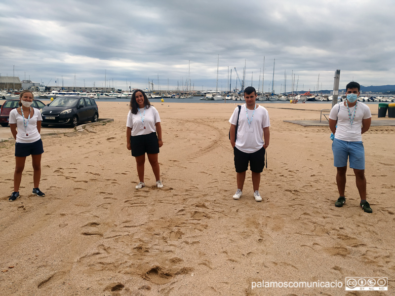 Dues parelles d'informadors a la platja Gran de Palamós.