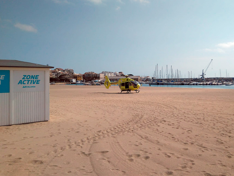 L'helicòpter del SEM a la platja Gran, aquesta tarda.