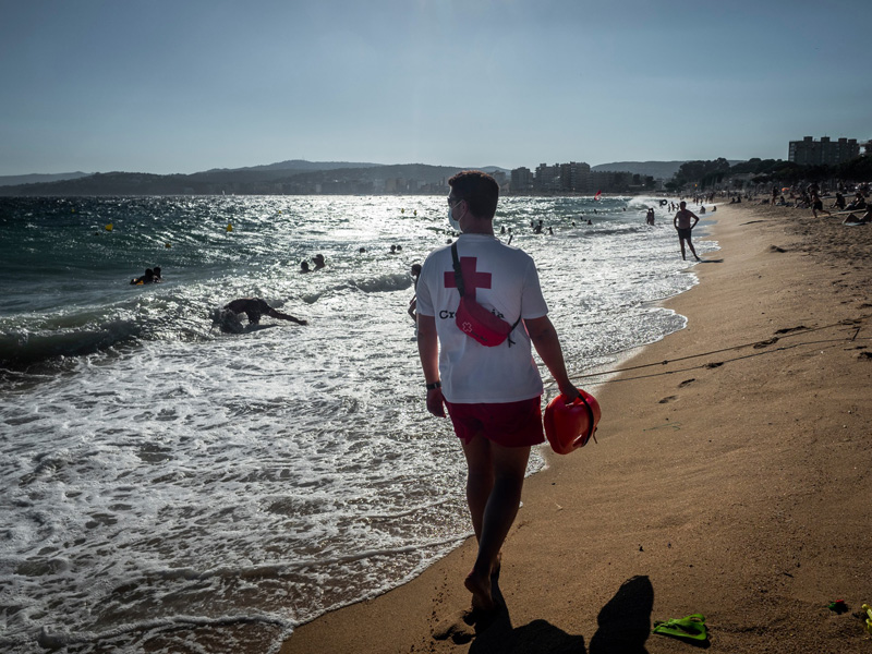 Un socorrista de Creu Roja, aquest estiu. (Foto: Creu Roja Palamós).