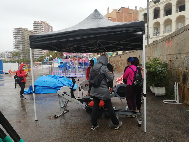 Pluja el passat divendres durant el bateig de rem. (Foto: Club de Rem Palamós).