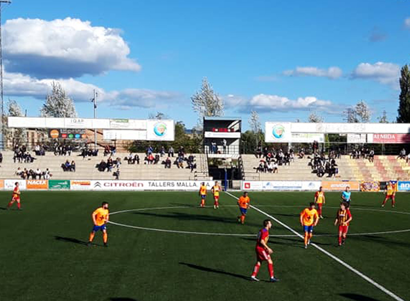 Un instant del partit d'ahir entre Manlleu i Palamós. (Foto: Palamós CF).