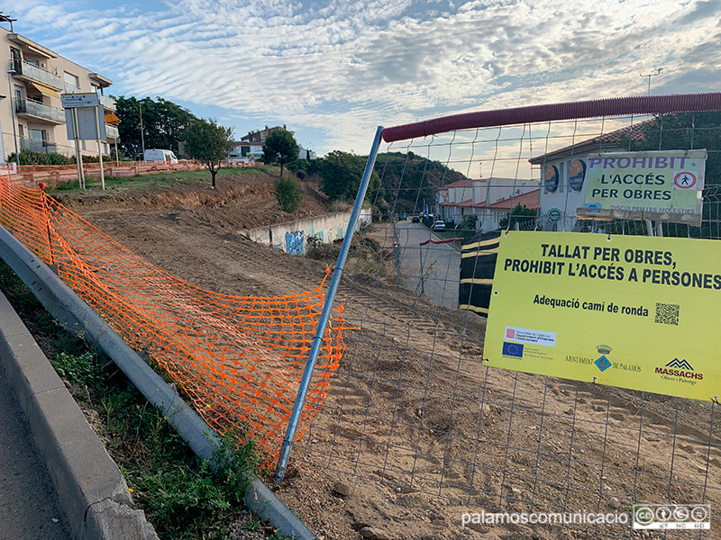 Tram en obres sobre el Port Marina Palamós del nou camí de ronda.