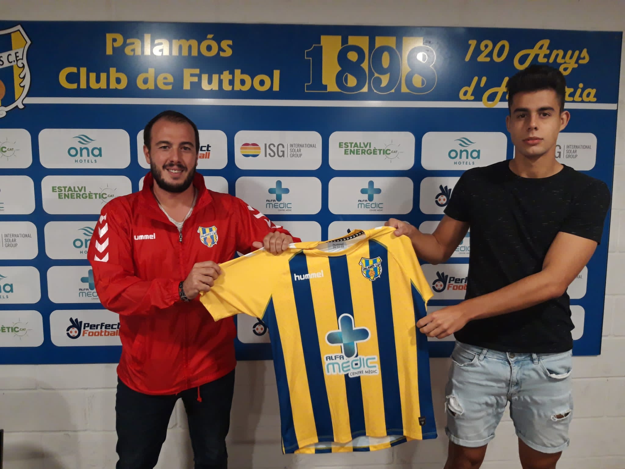 El director esportiu Josep Rochés amb Sergi Bas. (Foto: Palamós CF).