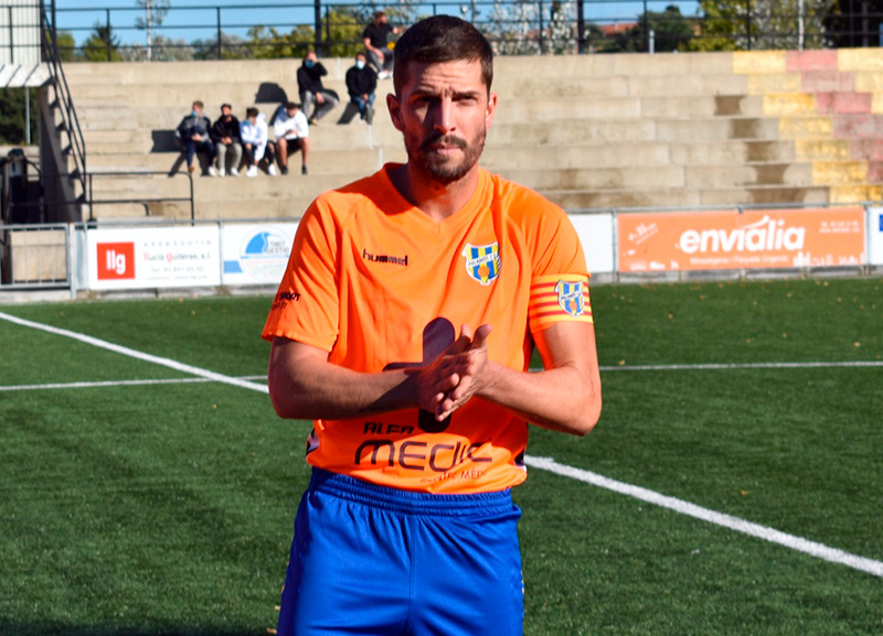 El capità del Palamós, David Cano, abans de l'inici del partit amb el Manlleu. (Foto: Sergi Cortés).