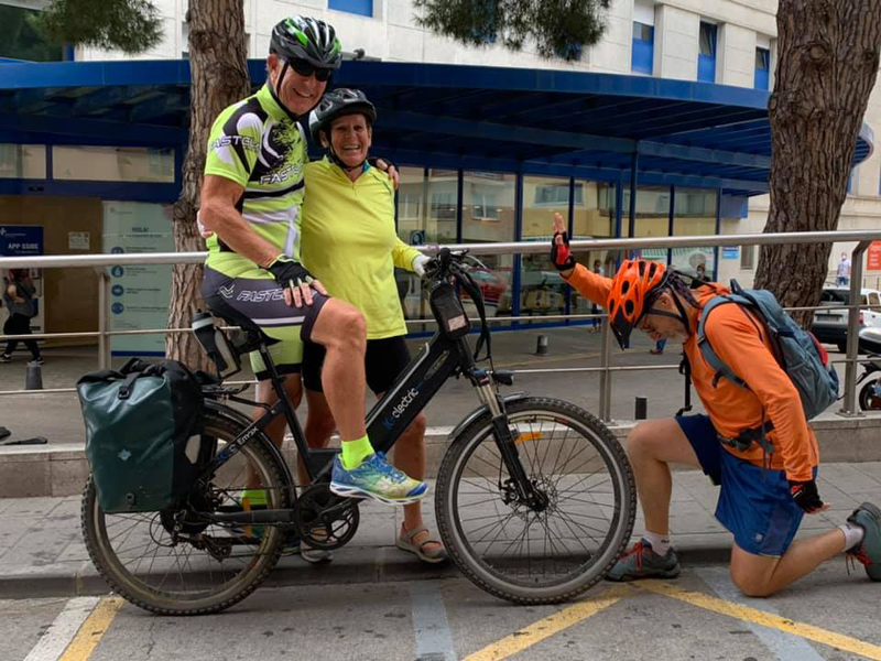 Ken Spratley, davant l'hospital de Palamós. (Foto: Ken's Charity Cycle Challenge).