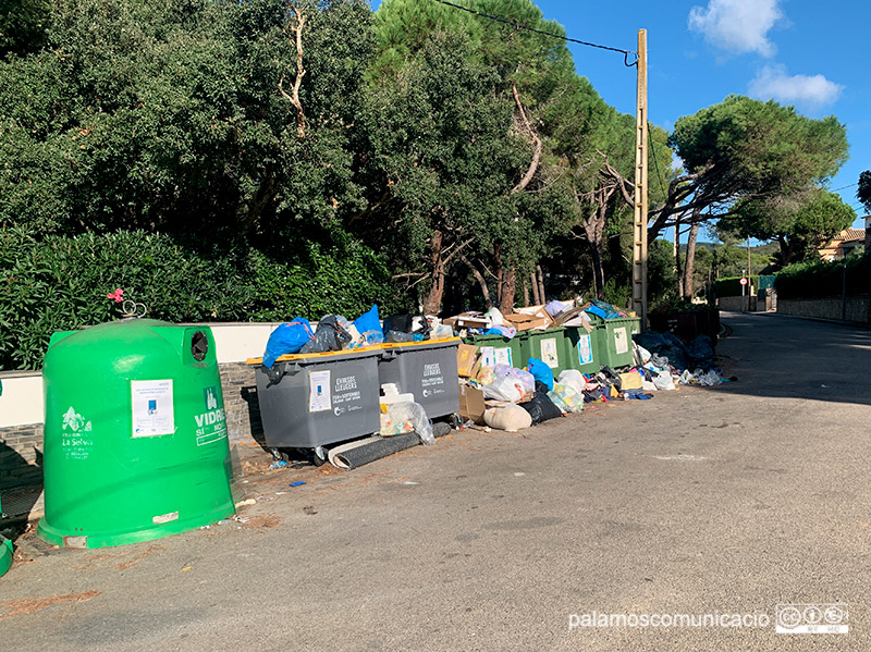 Una illa de contenidors a la Urbanització de Puig Ses Forques, aquest passat dilluns.