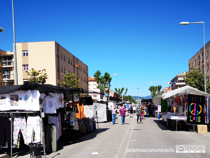 Mercat setmanal que es fa tots els dimarts a Palamós en una imatge del passat mes d'agost.