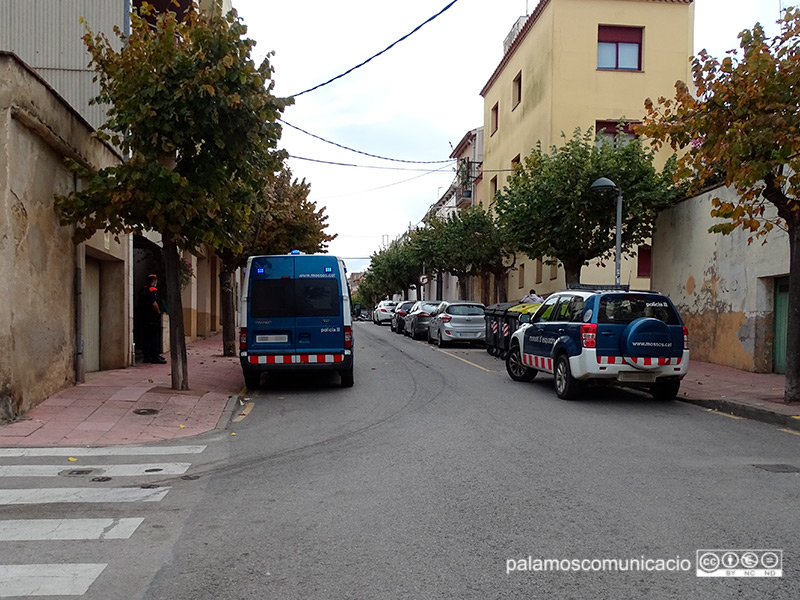 Dotacions dels Mossos d'Esquadra, ahir al carrer Ample.