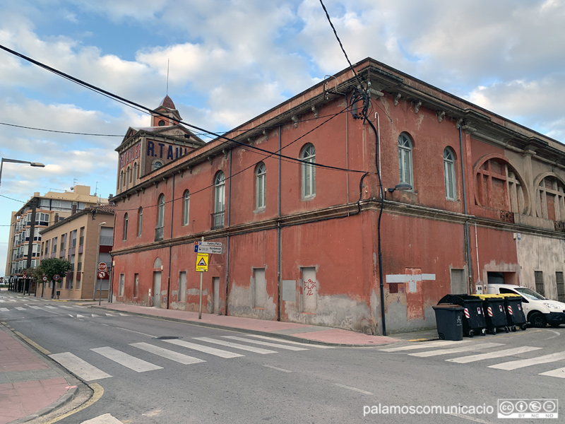 La mítica façana de la fàbrica Tauler, aquest matí.