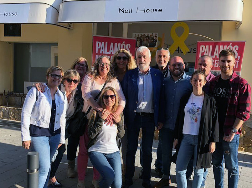 Militants de Junts per Catalunya davant la seva seu a Palamós. (Foto: JXCat Palamós i Sant Joan).