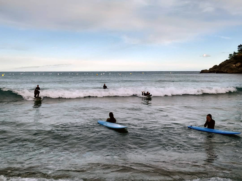 El taller de surf es va fer a la platja de la Fosca. (Foto: Punt Jove Palamós).