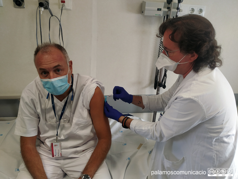 Gero Domínguez posa la vacuna de la grip al doctor Marc Pérez.
