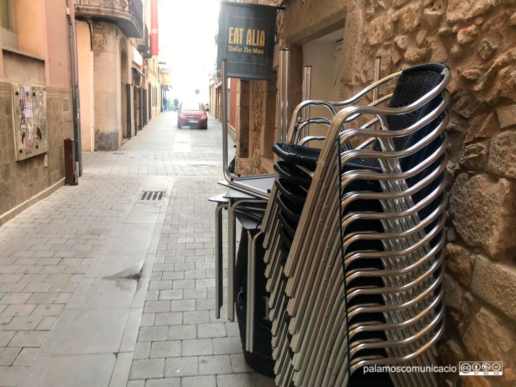 Terrassa d'un restaurant de Palamós tancada.