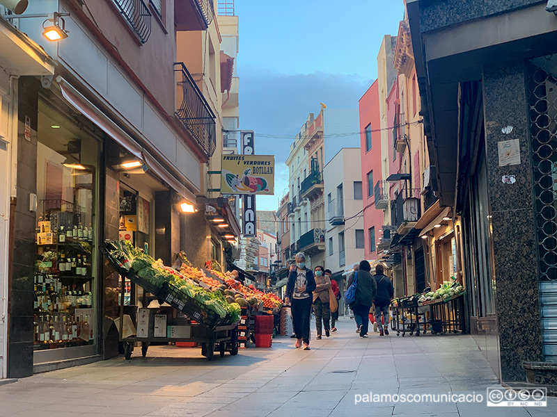 El carrer Major de Palamós, ahir al vespre.