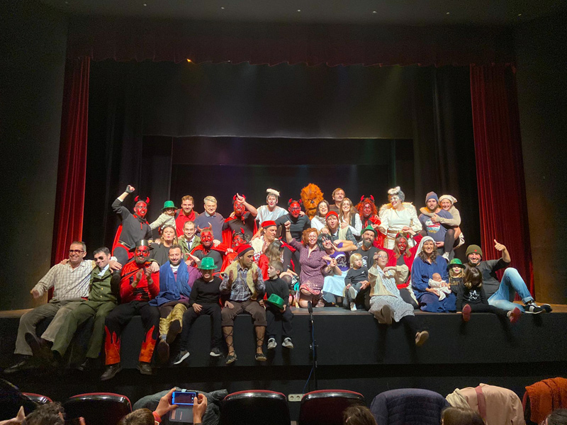 Les actrius i els actors dels Pastorets dels Showboys després d'una funció de l'any passat. (Foto: AC Showboys).
