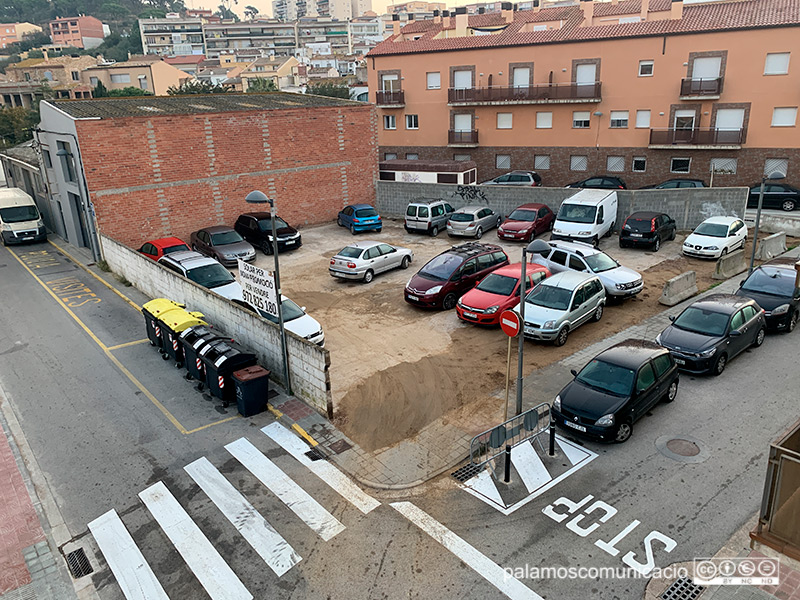 El solar del carrer de Conrad Pallí i Batet que llogarà l'Ajuntament per fer un aparcament.