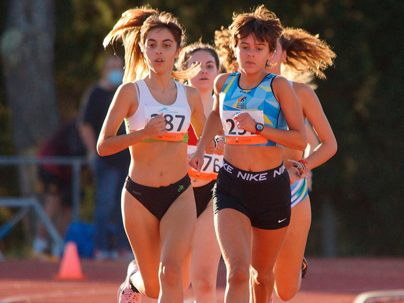 Blanca Batlle, a la dreta, novena classificada en el Campionat d'Espanya Sub18 celebrat a Tarragona.