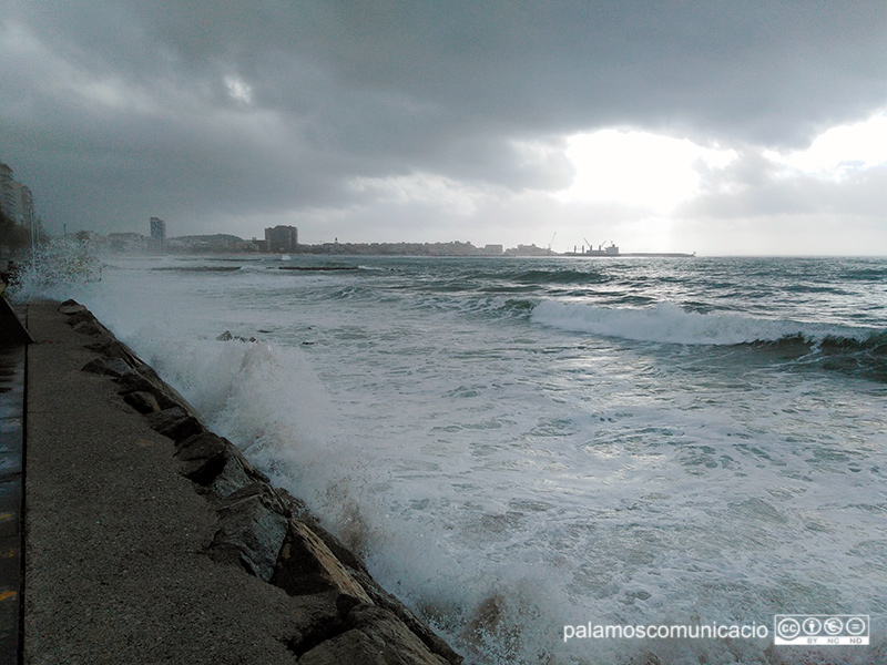 El temporal de mar aquest matí, al Passeig Josep Mundet de Sant Antoni de Calonge.