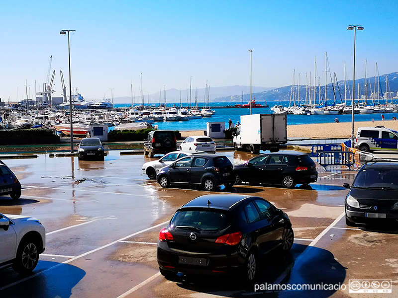 La Policia Local ha retirat cotxes de l'aparcament de la platja Gran.