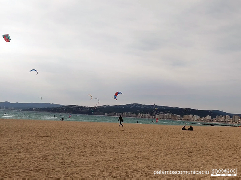 Amants del kite surf van aprofitar el vent que bufava ahir diumenge per practicar aquest esport a la badia de Palamós.